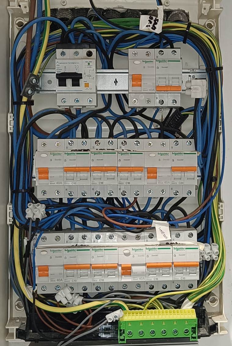 Elektroverteiler mit nach Stromkreisen geordneten Schneider-Electric-Leitungsschutzschaltern und FI-Schutzschaltern